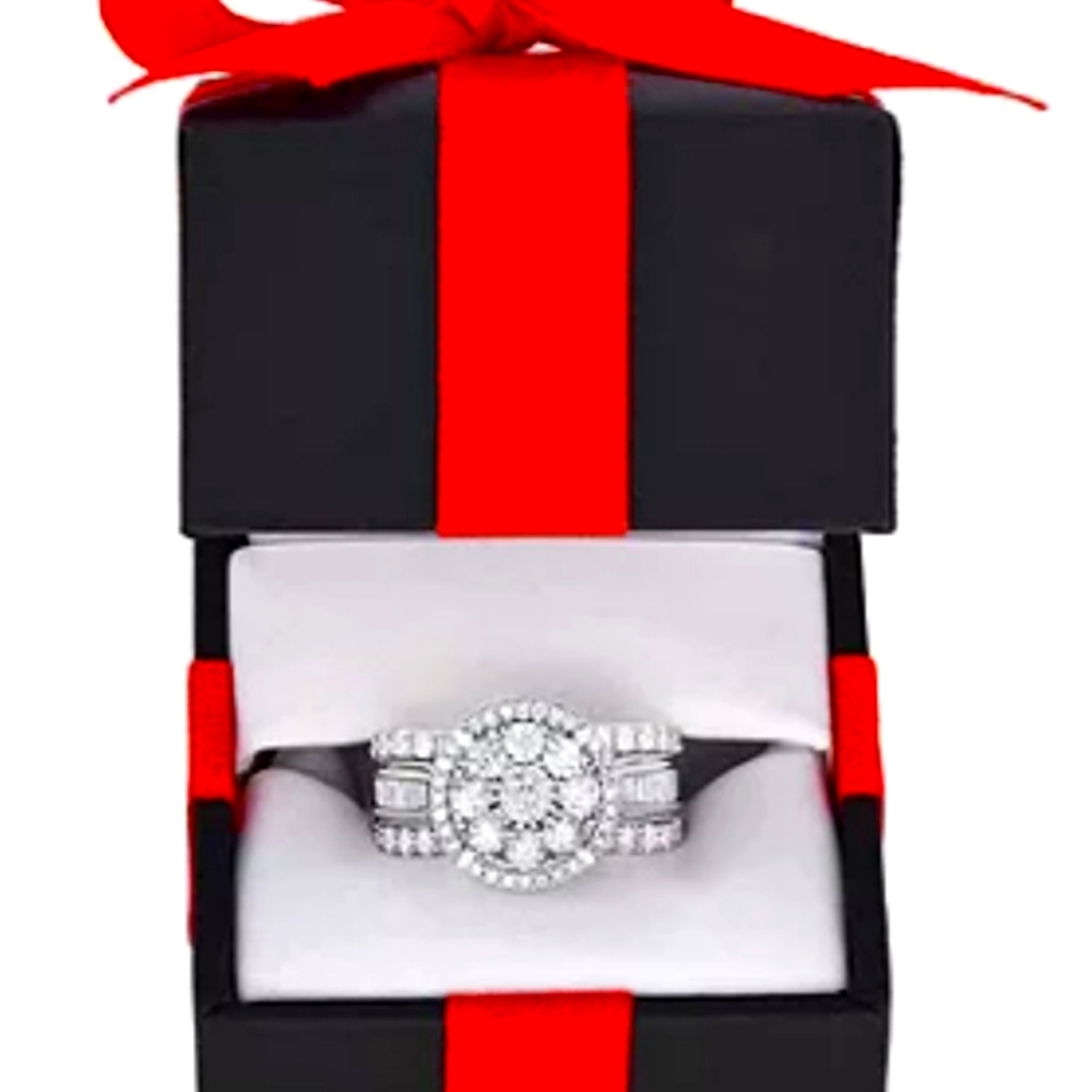 Brand New In Box beautiful size 7 Halo styled Engagement Wedding Ring!